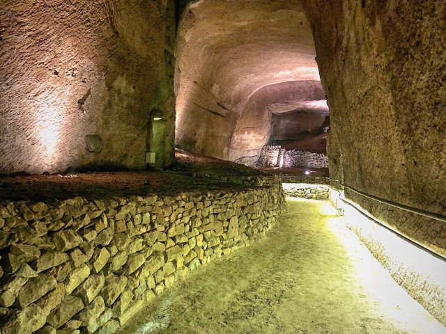 Underground Naples: Decumano Sommerso (submerged Decumanus)