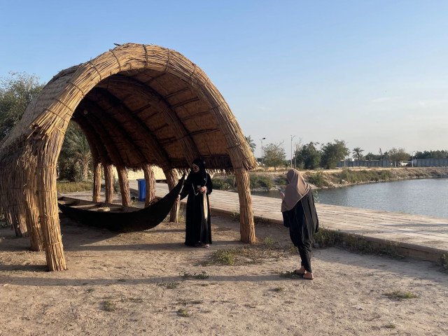 Tarada canoe displayed in Hadhira (reed shelter), Basra, Iraq (Hannah Lewis / © Safina Projects, 2023)