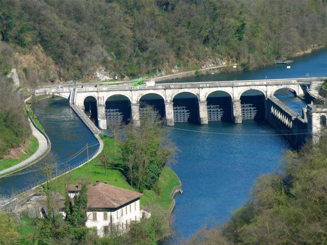 The dam over the Adda river, built in service of the "Carlo Esterle" hydroelectric power plant, Robbiate-Calusco. Credits: Augusto Ripamonti/Wikimedia Commons