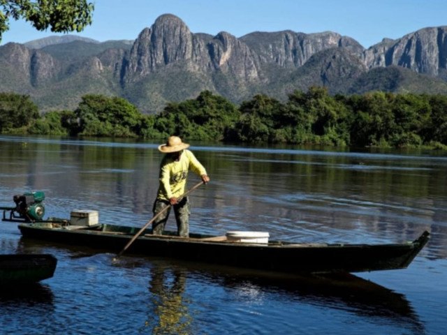 Fisherman with his canoe in the Barra do São Lourenço Community, on the other side of the Paraguay River, Morro Pão-de-açúcar in Serra do Amolar, Corumbá-MS. Brazil (© Mario Friedlander and Water Museum of Federal University of Tocantins)