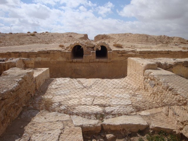 Water reservoir built by the Romans in Qatraneh, Jordan (© Hydria)
