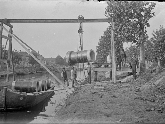 Loading the pipe, canal Salso, Venice Mestre. © Veritas, 1913-1915
