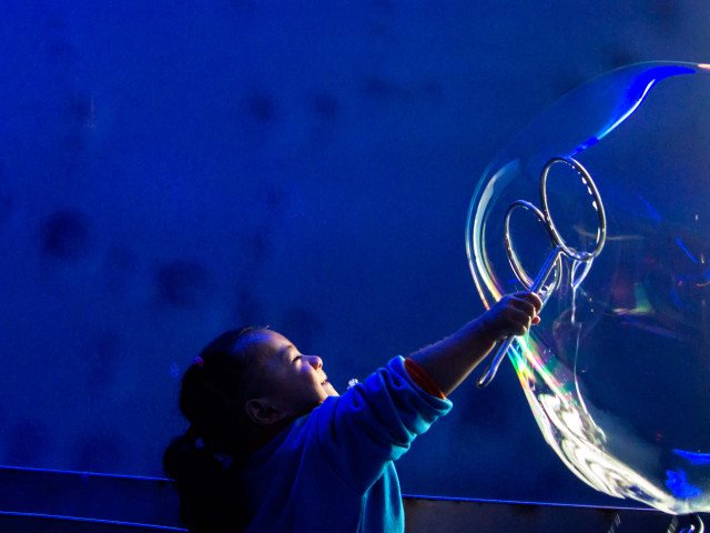 Bubbles. Yaku has a place where visitors can do soap bubbles of different sizes and forms. © YAKU-FMC, 2016