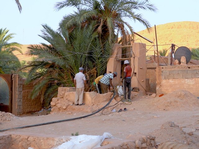 Cleaning a dried-up irrigation well after a long period of drought. (authors: M. Khouadja, M. A. Saidani and M. Farah Hamamouche)