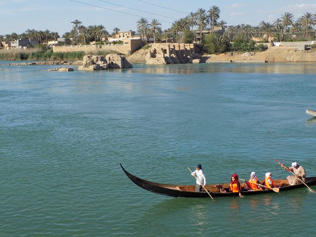 Female volunteers and students paddling Tarada on the Euphrates at Hit, Iraq (Rashad Salim, Safina Projects, 2019)